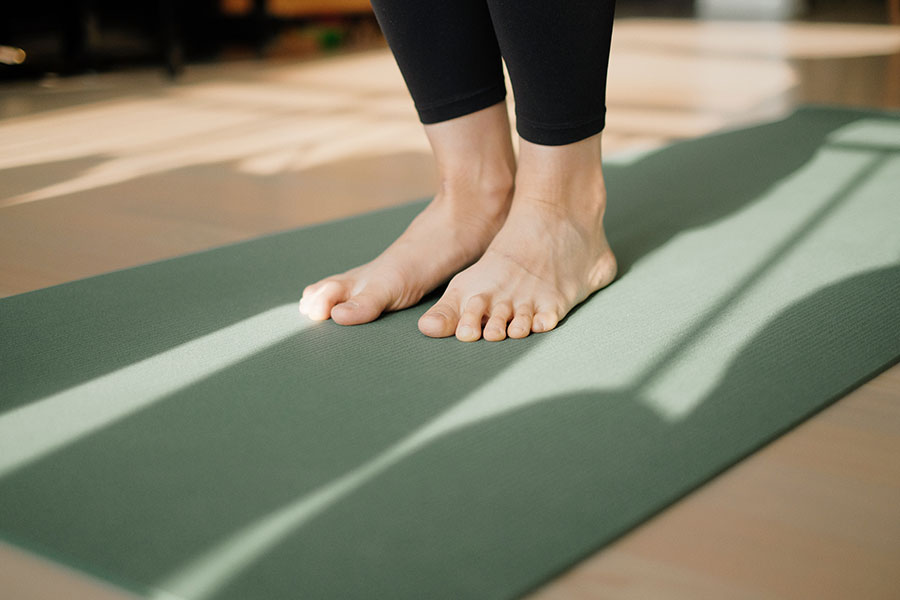 Yoga_Feet-on-green-mat-900x600_lr